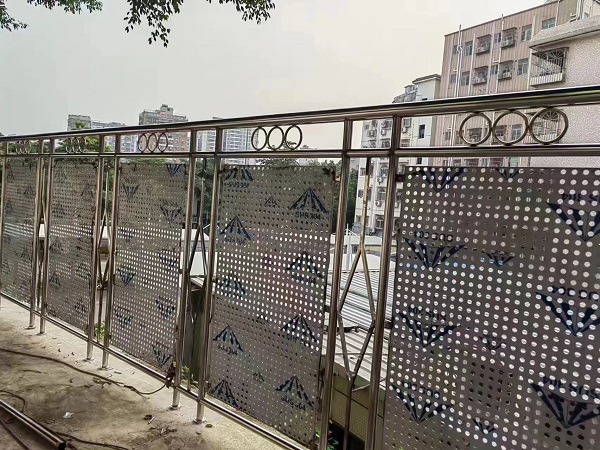 怎樣避免焊接不銹鋼立柱護(hù)欄時變形？