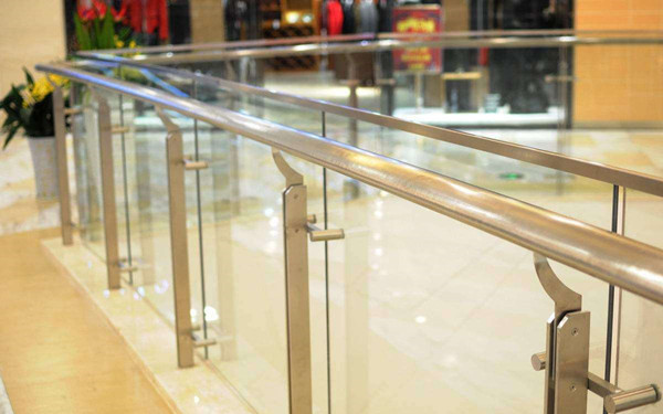 陽臺(tái)不銹鋼玻璃護(hù)欄怎樣安裝才安全？